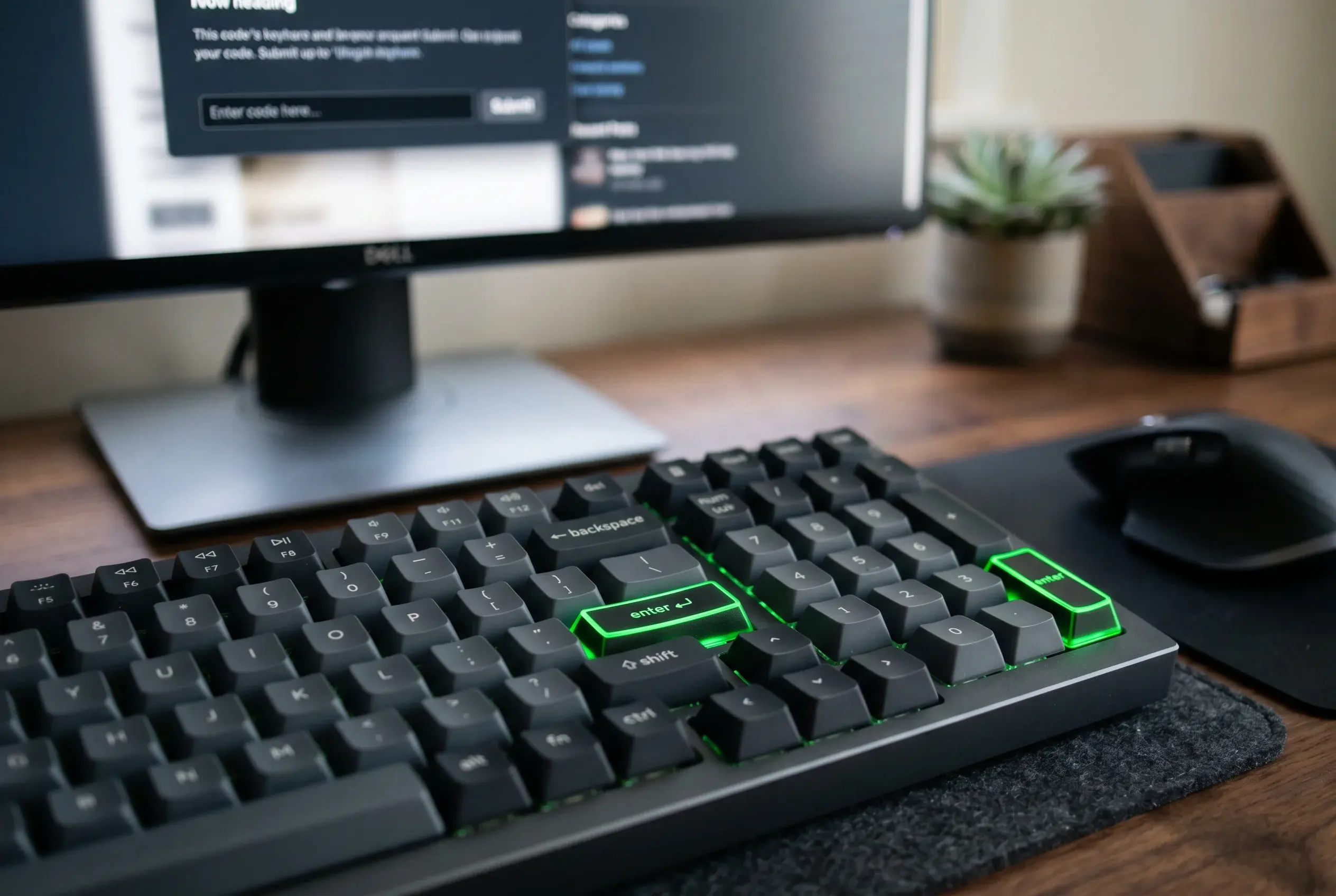 Et tastatur med en fremhævet Enter-tast og et indtastningsfelt på en skærm