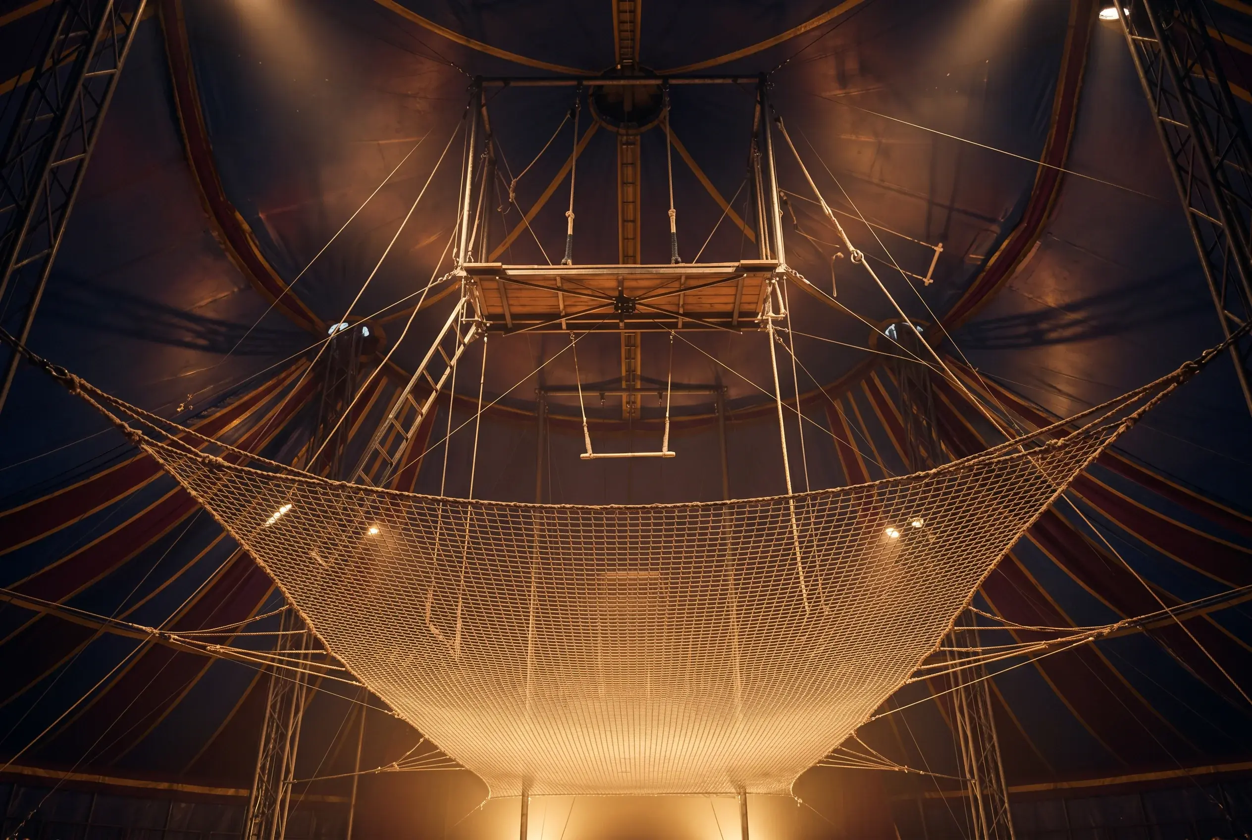 Et sikkerhedsnet under en trapezkunstner i et cirkus